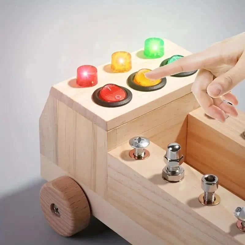 Entwicklungsspielzeug Busy Board mit Schaltern und Zahnrädern; fördert Konzentration und sensorische Fähigkeiten.