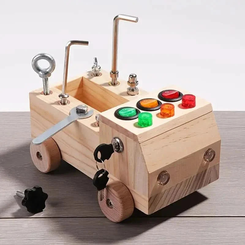 Pädagogisches Holzspielzeug Busy Board, interaktives Lernspiel zum spielerischen Training der Feinmotorik von Kindern.