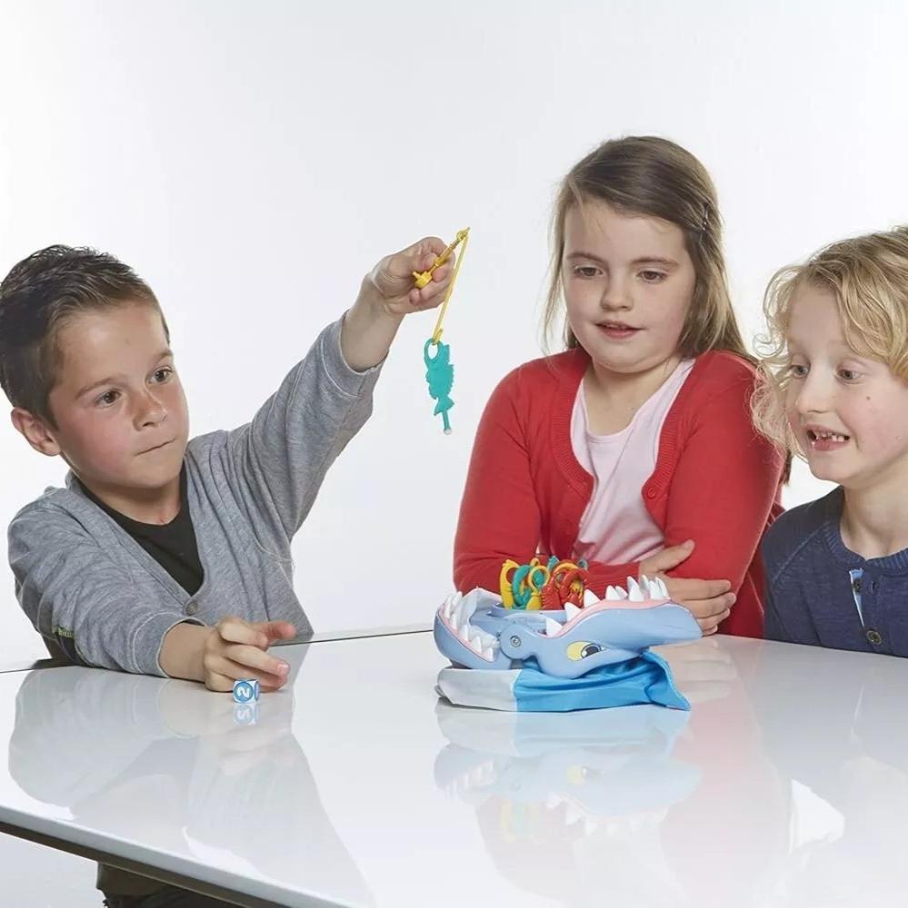 Detailaufnahme vom Hai-Mechanismus des spannenden Kinderspiels, bereit zum Zuschnappen; unterhaltsam für die Familie.