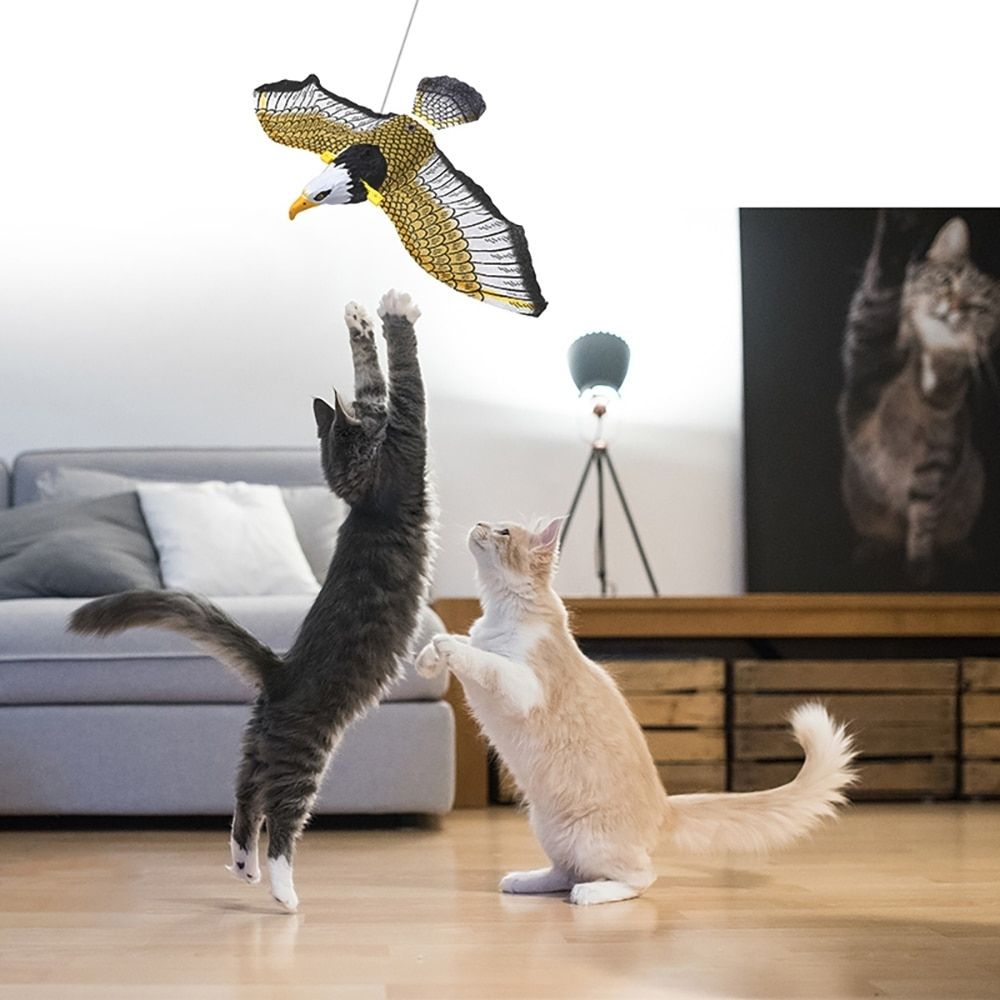 FeatherFlight™ Katzenspielzeug mit echten Federn stimuliert den natürlichen Jagdinstinkt der Katze.