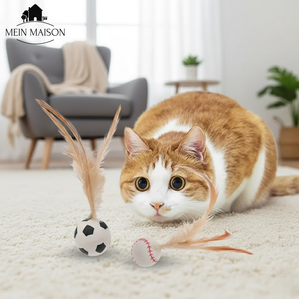 Detailaufnahme des Federballs: Echte Federn stimulieren den natürlichen Jagdinstinkt der Katze.