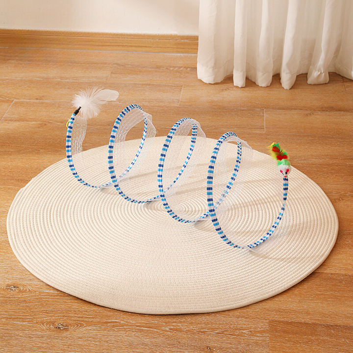 Interaktives Katzenspielzeug: Spiralbahn mit Federball fordert Katzen spielerisch heraus.
