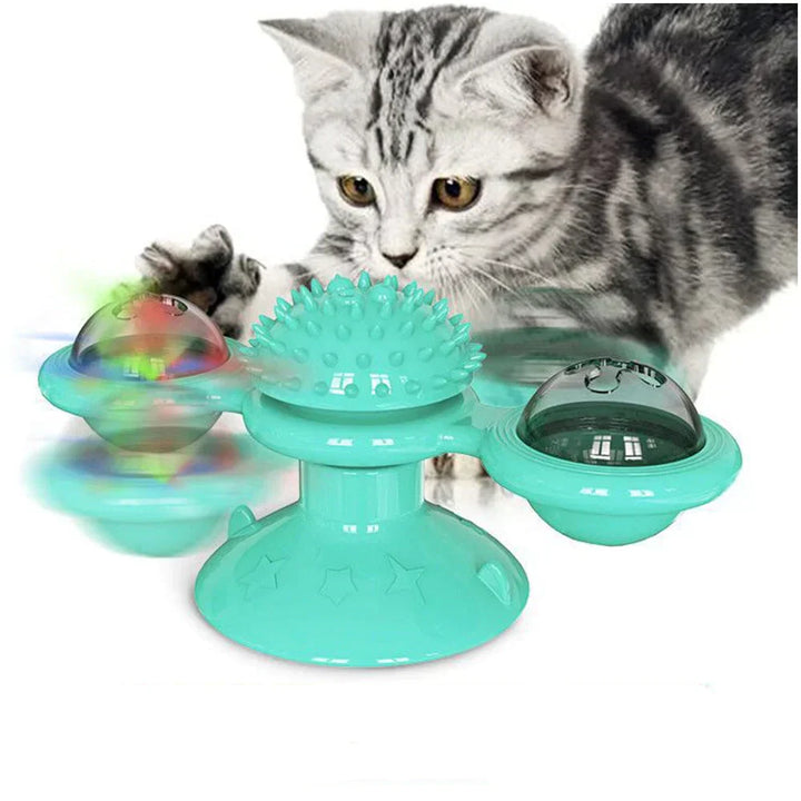 Katze spielt begeistert mit interaktiver Windmühle WhirlPlay. Ideal für Katzenminze-Stimulation.