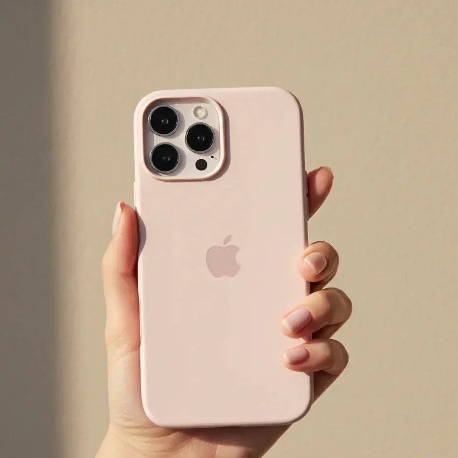 Robuste Soft-Touch Silikonhülle für iPhone. Bietet zuverlässigen Schutz vor Stößen und liegt angenehm in der Hand.