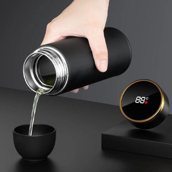Moderne Isolierflasche mit LED-Temperaturanzeige, 450 ml Fassungsvermögen und herausnehmbarem Teesieb.