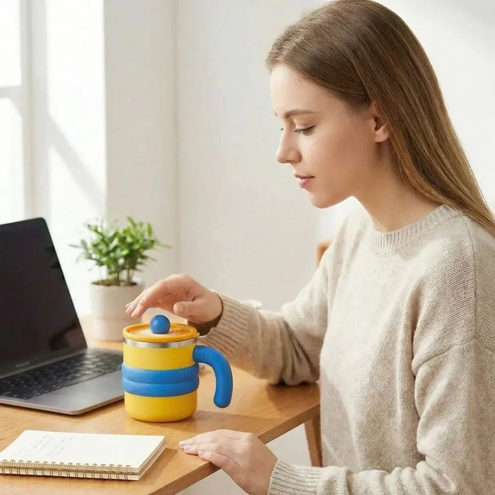 Weißer Isolierbecher aus Edelstahl, mit süßem Design, ein robuster Kaffeebecher für Büro und Reisen.