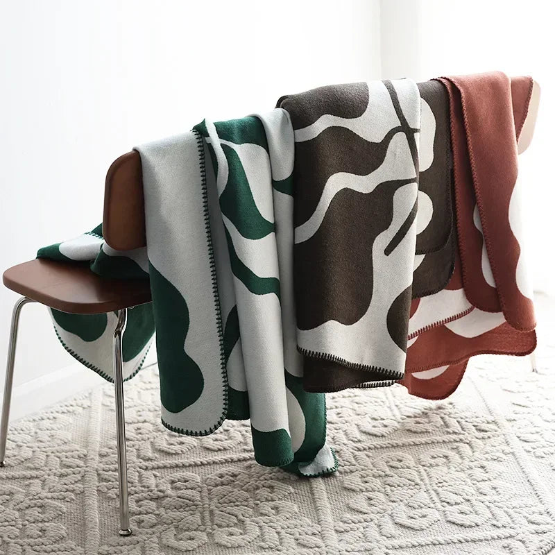 Dunkelbraune Jacquard Kuscheldecke als stilvoller Sofaüberwurf im nordischen Wohnzimmer.