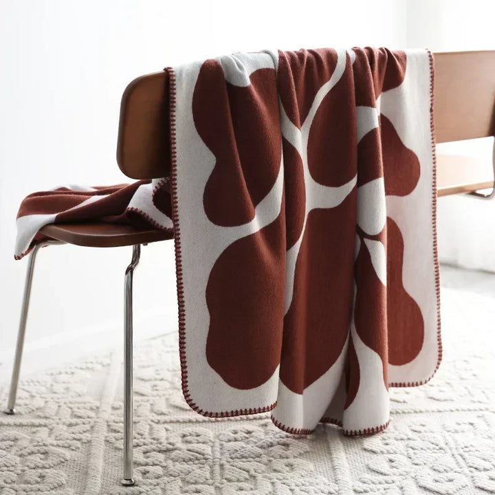 Warme Jacquard Wohndecke in Dunkelrot, ideal als dekorative Bettdecke oder zum Einkuscheln.