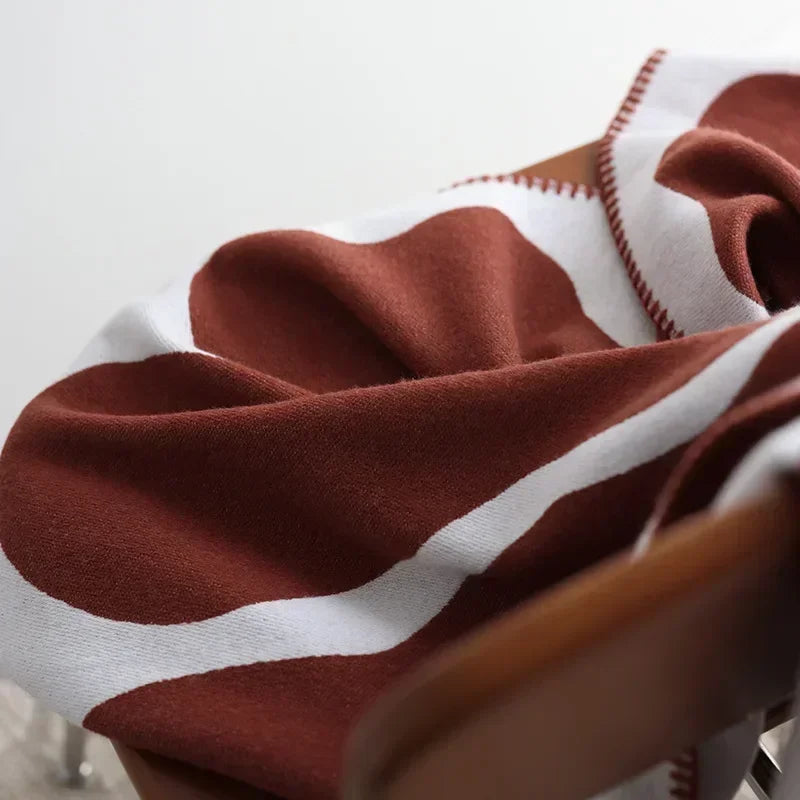 Weiche Kaschmir-Imitat Decke mit Jacquard-Muster im nordischen Stil für ultimative Gemütlichkeit.