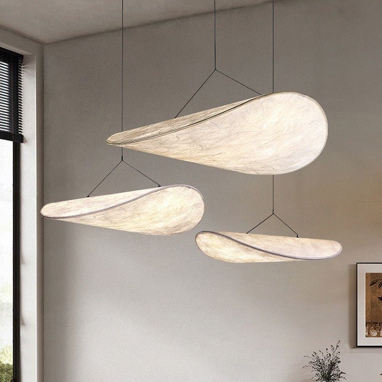 Stilvolle Japandi LED-Pendelleuchte im Schlafzimmer, schafft warmes Ambientelicht & elegante Innenbeleuchtung.