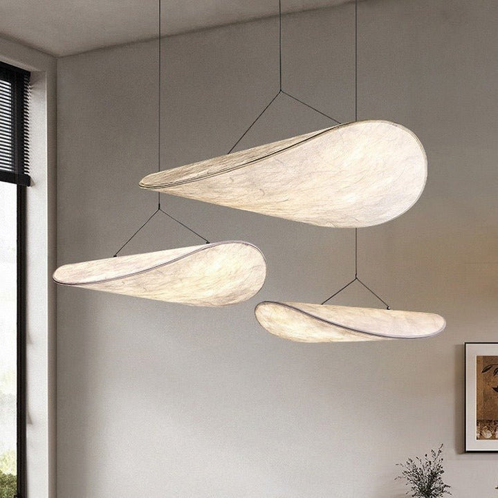 Stilvolle Japandi LED-Pendelleuchte im Schlafzimmer, schafft warmes Ambientelicht & elegante Innenbeleuchtung.