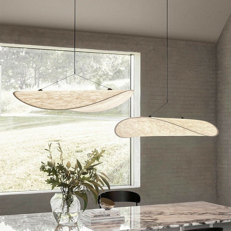 Elegante, minimalistische Japandi Pendelleuchte aus Seide für moderne Innenbeleuchtung im Wohn- oder Essbereich.