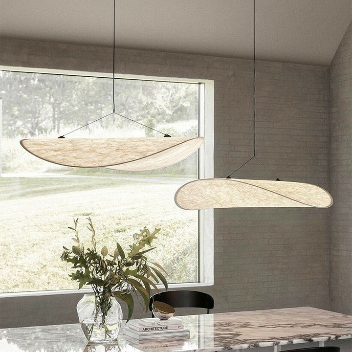 Elegante, minimalistische Japandi Pendelleuchte aus Seide für moderne Innenbeleuchtung im Wohn- oder Essbereich.