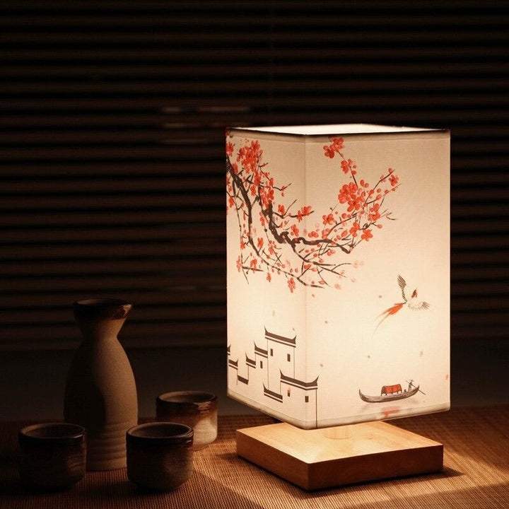 Japanisch-skandinavische Tischlampe aus Bambus & Holz, minimalistisches Design für Wohn- oder Schlafzimmerambiente.