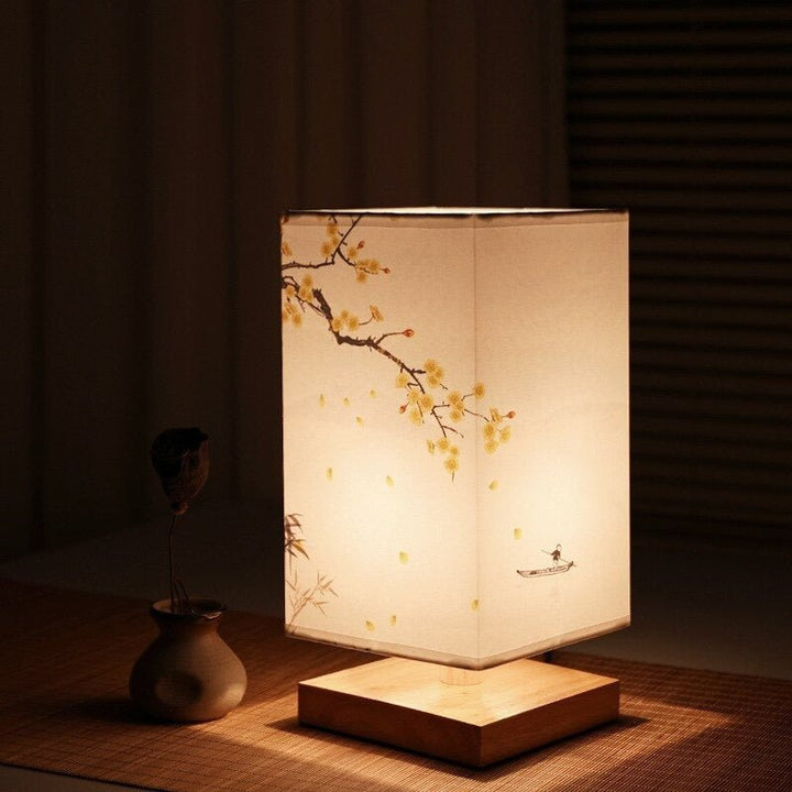 Designlampe: Harmonie aus japanischem & skandinavischem Minimalismus. Holz-Tischlampe für warmes Ambiente.