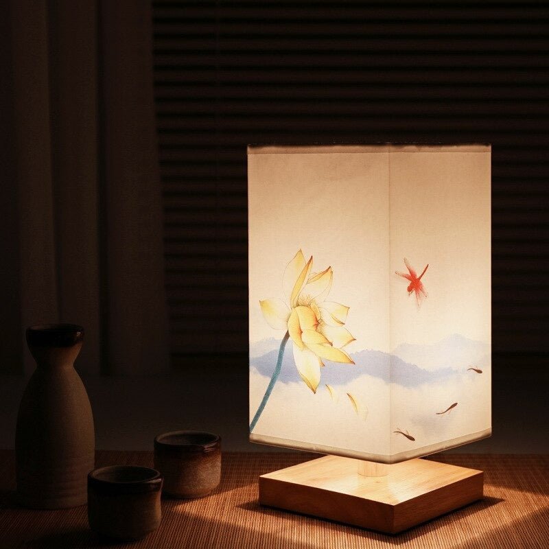 Handgefertigte Holz-Tischlampe im japanisch-skandinavischen Design, perfekt für modernes Wohnambiente.