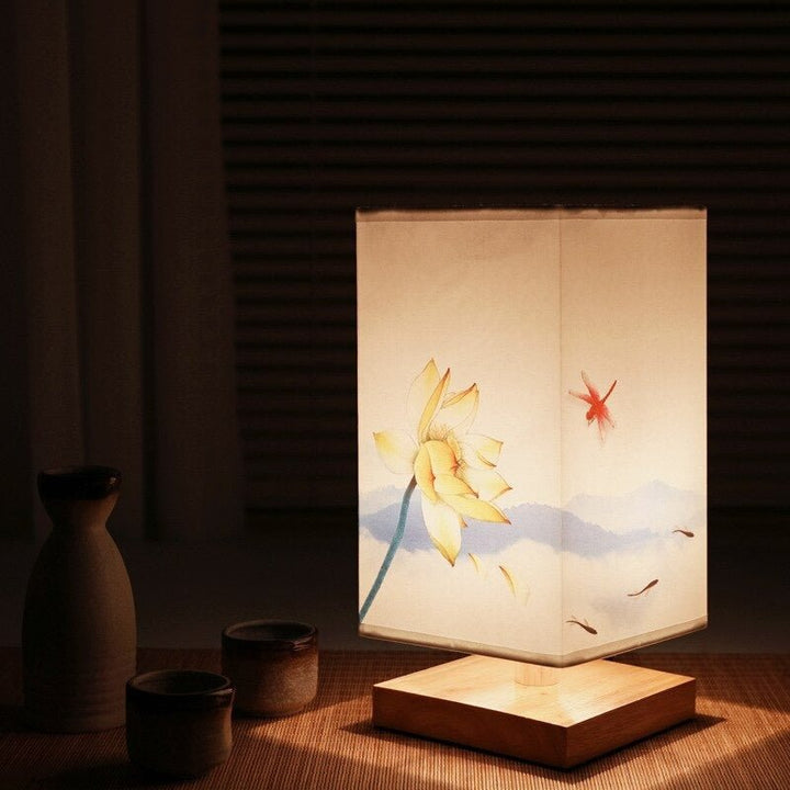 Handgefertigte Holz-Tischlampe im japanisch-skandinavischen Design, perfekt für modernes Wohnambiente.