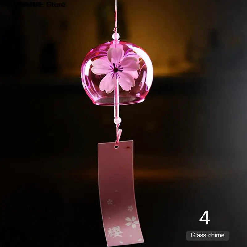Klare Glas-Windglocke Hanabira aus Japan. Handgemachte Deko, ideal für friedliche Momente im Garten oder Heim.