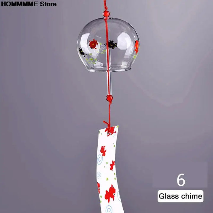 Detail der japanischen Glas-Windglocke Fūrin Hanabira. Hochwertige, handgefertigte Gartendeko mit klarem Klang.