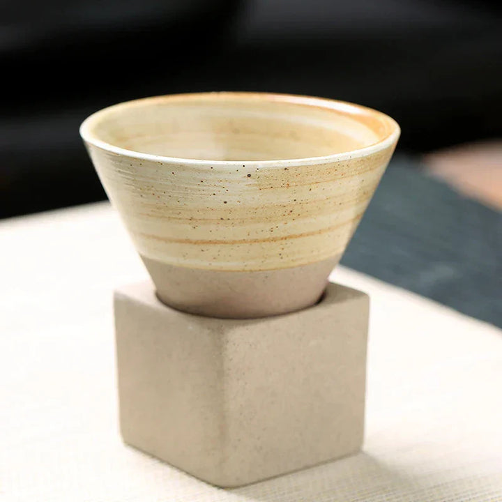 Japanische handgefertigte Keramik Tasse für Kaffee & Tee. Minimalistisches Geschirr für die Küche.