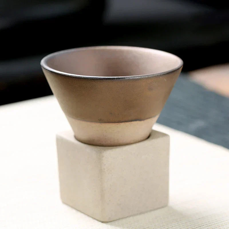 Schöne handgefertigte japanische Keramik Tasse. Edles minimalistisches Design für Kaffee und Tee. Küchenaccessoire.
