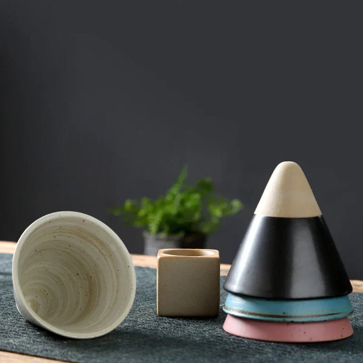 Minimalistische japanische Keramik-Tasse, handgemacht. Perfekt für Kaffee & Tee in der Küche.