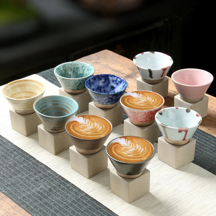 Stilvolle handgefertigte japanische Keramik Tasse. Edles Geschirr für Tee & Kaffee im minimalistischen Design.