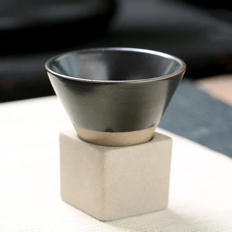 Hochwertige japanische Keramik Tasse, handgefertigt. Ideal für Tee & Kaffee. Modernes minimalistisches Wohnen.