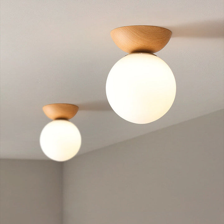 Japanische LED Deckenleuchte Renji aus Walnussholz für warmes Wohnzimmerlicht.