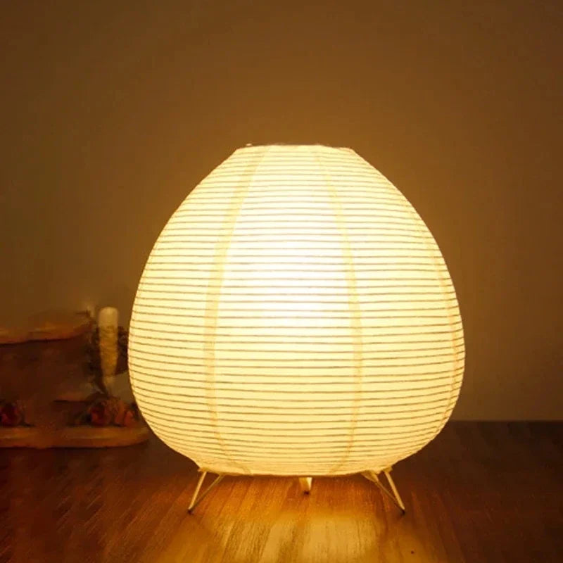 Dekorative japanische Tischlampe aus Reispapier, minimalistisches Design. Warmes LED-Licht für stilvolle Beleuchtung.