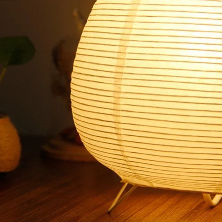 Elegante, minimalistische Reispapier-Tischlampe mit LED. Warmes, dekoratives Licht für Schlafzimmer und Wohnzimmer.