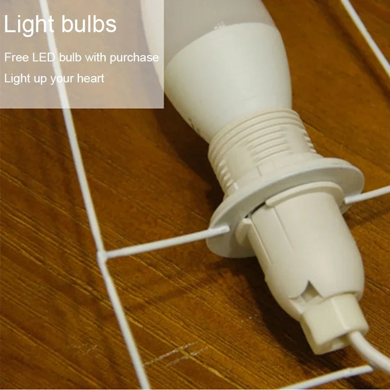 Sanftes LED-Licht durch traditionelles Reispapier. Japanische Tischlampe als stilvolle und stimmungsvolle Dekoration.