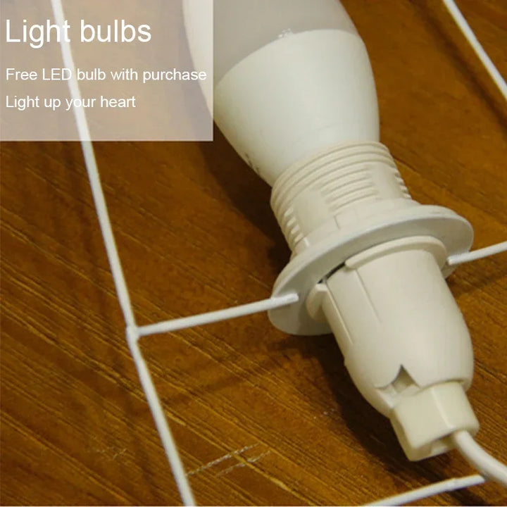 Sanftes LED-Licht durch traditionelles Reispapier. Japanische Tischlampe als stilvolle und stimmungsvolle Dekoration.