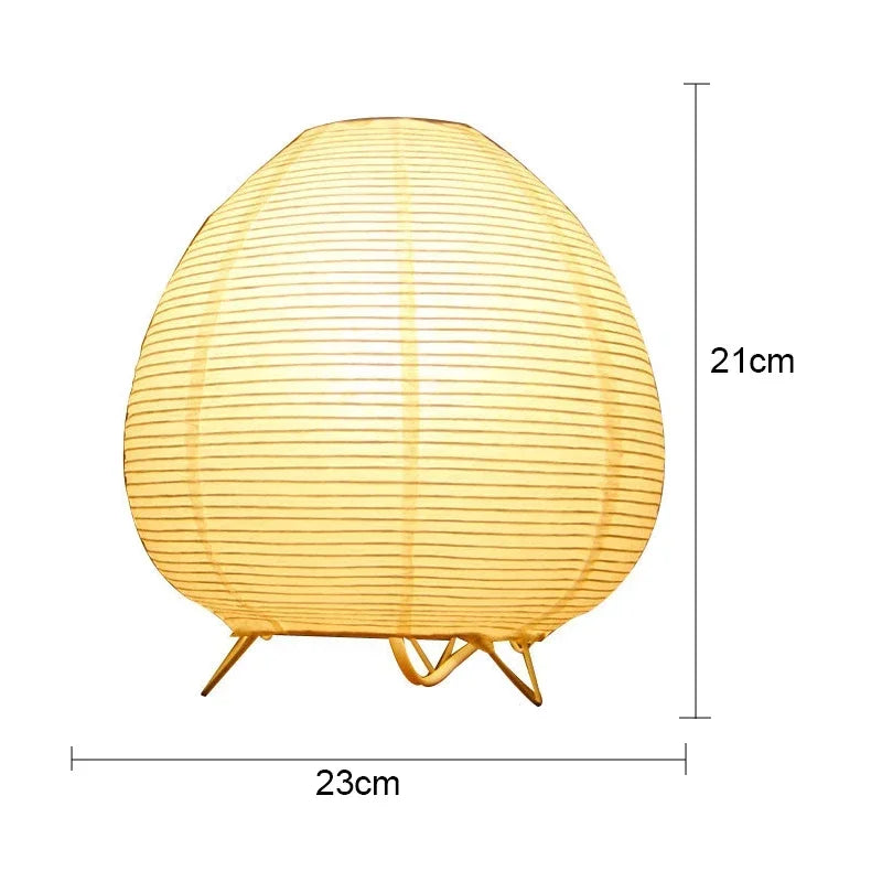 Moderne japanische Reispapier LED-Tischlampe. Minimalistisches Design, ideal als stimmungsvolle Deko-Beleuchtung.