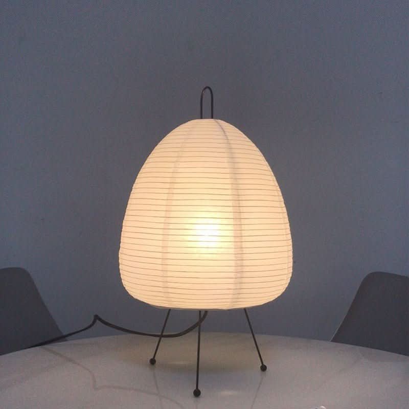 Elegante japanische Reispapier Tischlampe, minimalistisches Design für sanfte Beleuchtung im Schlafzimmer.