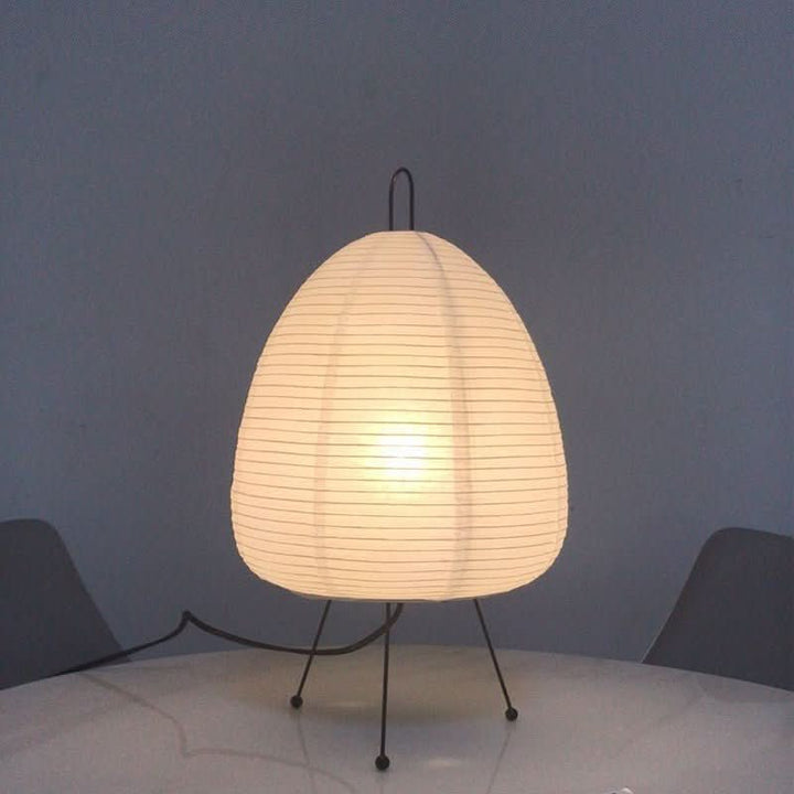 Elegante japanische Reispapier Tischlampe, minimalistisches Design für sanfte Beleuchtung im Schlafzimmer.