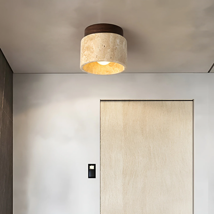 Japanische Wabi Sabi Deckenleuchte aus hellem Travertin. Minimalistische LED-Designlampe für ruhiges Ambiente im Wohnzimmer.