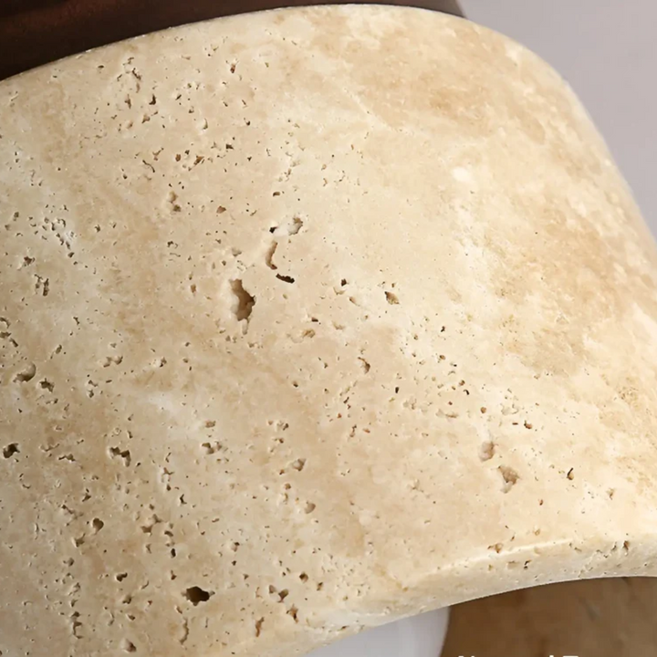 Ruhige Japanische Deckenleuchte im Wabi Sabi Stil. LED-Licht & Travertin schaffen Ambiente für Wohn- & Schlafzimmer.