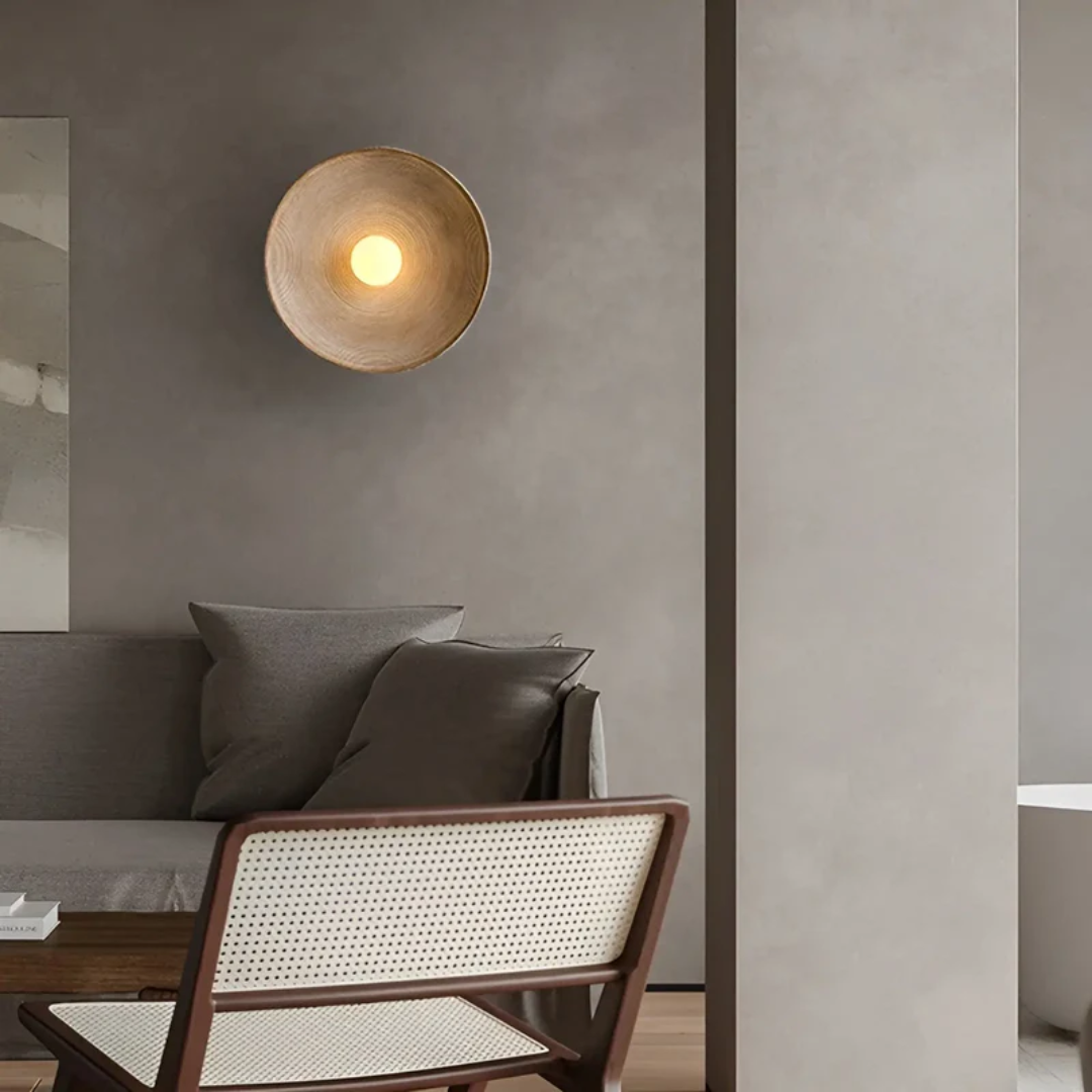 Japanische Wabi-Sabi Wandleuchte, handgefertigt für ruhiges Ambiente im Wohnzimmer oder Schlafzimmer.