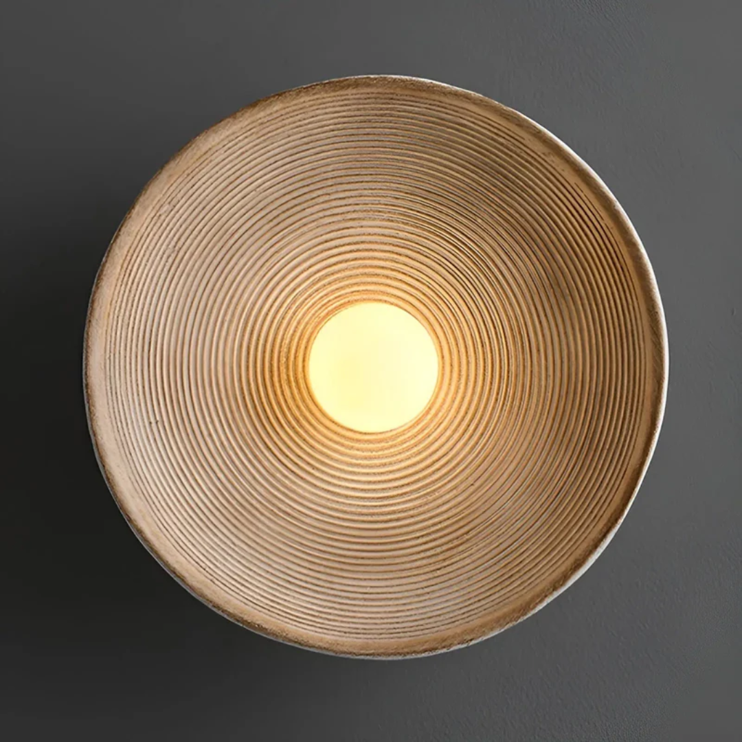 Japanische Wohnzimmerlampe im Wabi-Sabi Stil, schafft entspanntes Ambiente mit diffuser Wandbeleuchtung.