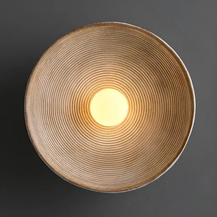 Japanische Wohnzimmerlampe im Wabi-Sabi Stil, schafft entspanntes Ambiente mit diffuser Wandbeleuchtung.