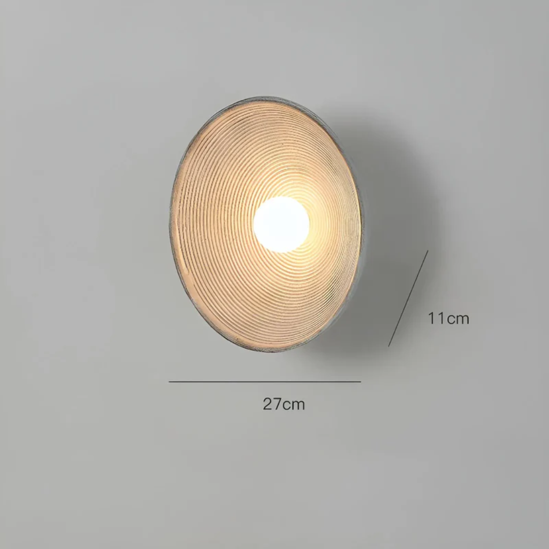 Moderne Wabi-Sabi Wandleuchte, japanische Ästhetik für ein minimalistisches und warmes Raumlicht.