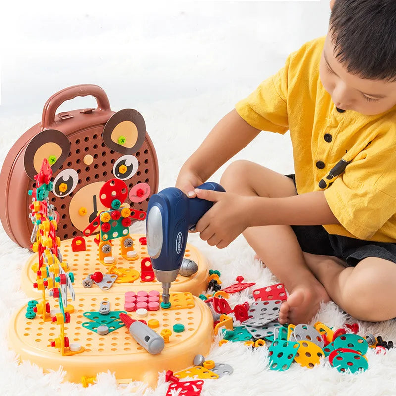 Detailaufnahme des Kinder Bohrmaschinen-Sets mit bunter Platte, Schrauben & kindgerechtem Werkzeug.