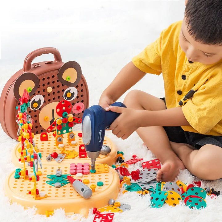 Detailaufnahme des Kinder Bohrmaschinen-Sets mit bunter Platte, Schrauben & kindgerechtem Werkzeug.