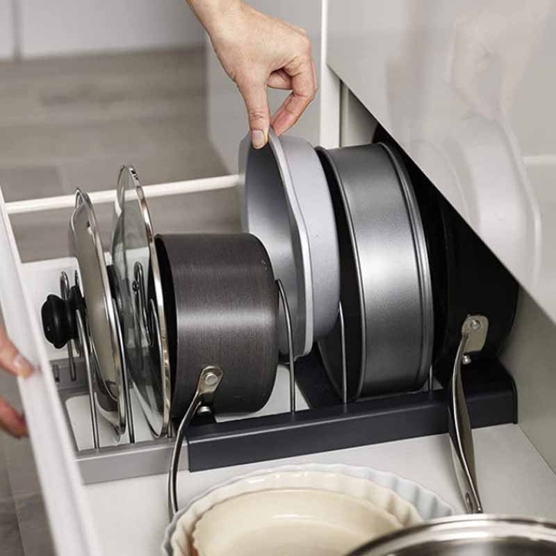 Robuster Küchenorganizer aus Metall mit Trennwänden für platzsparende Topf- und Pfannenaufbewahrung.