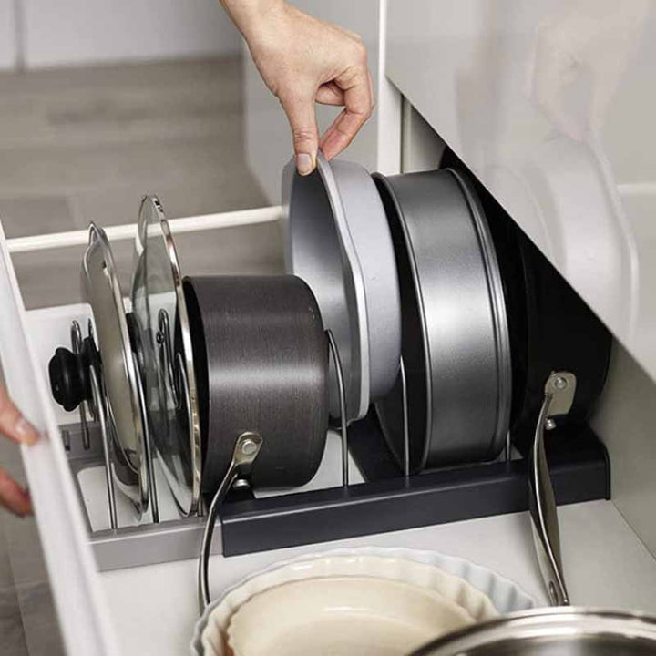 Robuster Küchenorganizer aus Metall mit Trennwänden für platzsparende Topf- und Pfannenaufbewahrung.