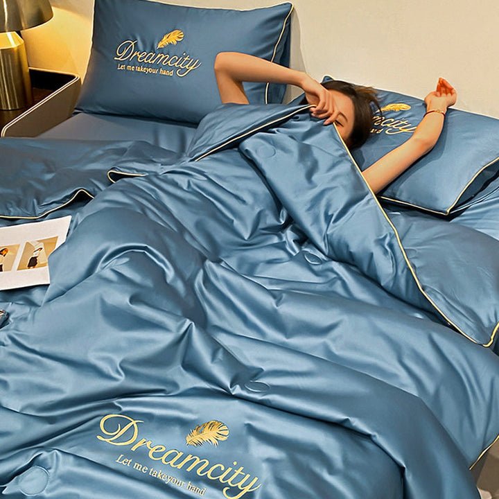Elegante, leichte Eis-Seiden Sommerdecke auf einem gemütlichen Bett für erholsamen, kühlen Schlaf.