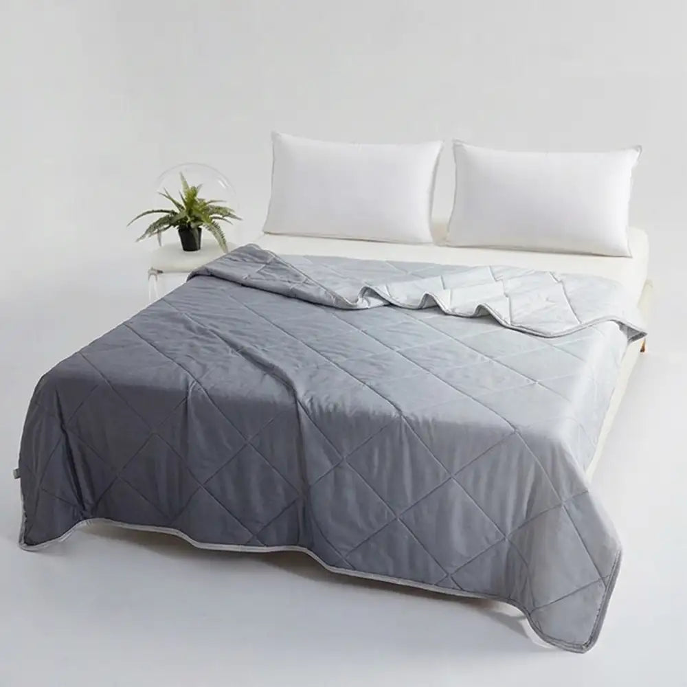 Eisseiden-Decke im Schlafzimmer, symbolisiert kühlen, leichten Schlaf und Entspannung. Perfekt für Hitze.