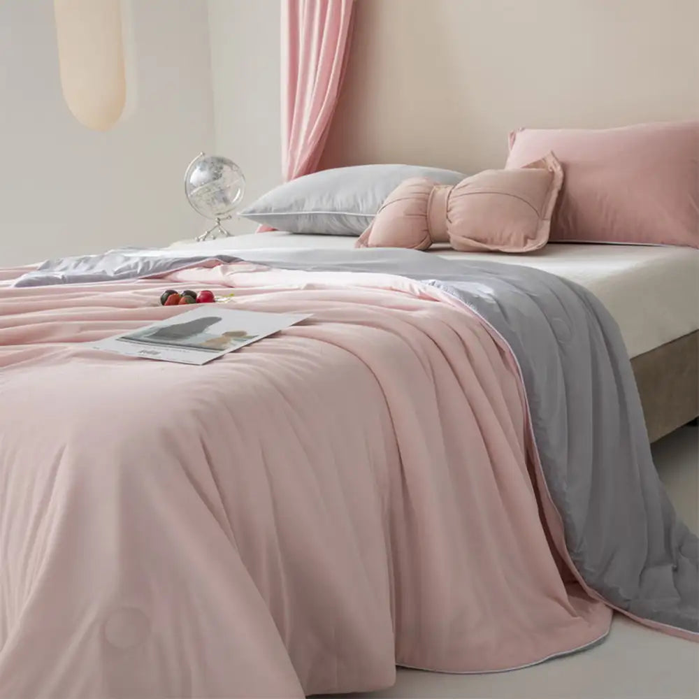 Premium Eissilk-Decke, kühlend und hautfreundlich. Eine atmungsaktive Komfortdecke für erholsamen Sommerschlaf.