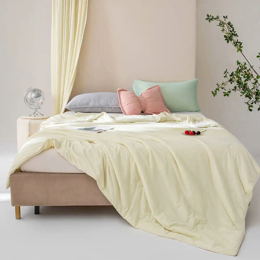 Vielseitige Komfortdecke aus Eissilk. Kühlend, hautfreundlich und perfekt für Entspannung und guten Schlaf.